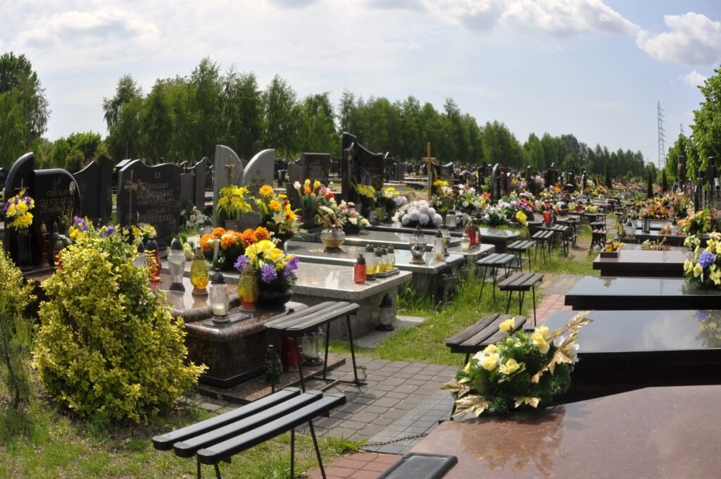 Cimetiere fleuri au printemps